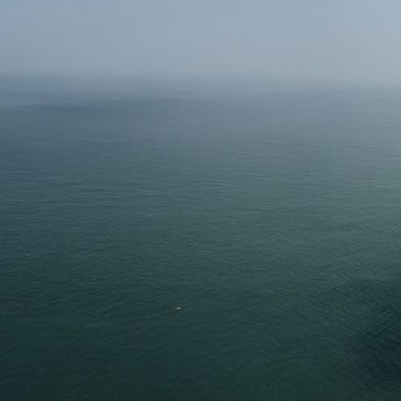 Vista aérea del buque hospital Global Mercy™ en el mar.